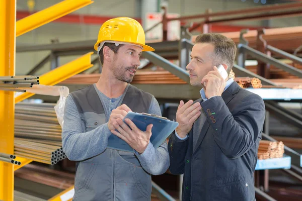 Männliche Arbeiter im Auslieferungslager — Stockfoto