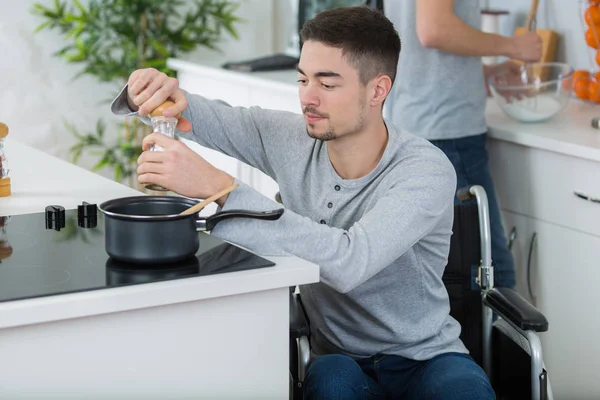 Ο άνθρωπος για το μαγείρεμα με αναπηρικό καροτσάκι — Φωτογραφία Αρχείου