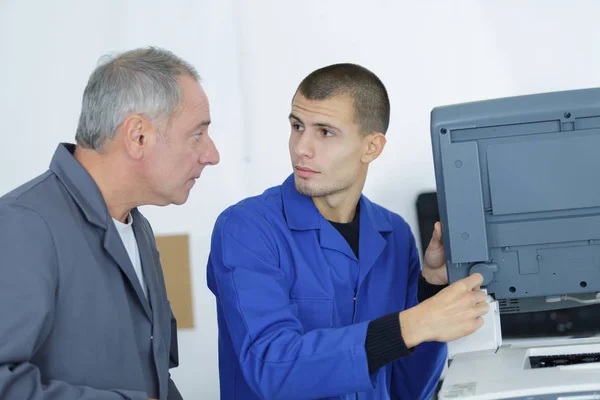 Young apprentice with professional — Stock Photo, Image