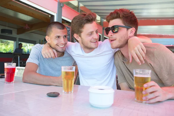 Τρεις άνδρες φίλοι Χαλαρώστε πίνοντας μπύρα στο εστιατόριο με βεράντα — Φωτογραφία Αρχείου