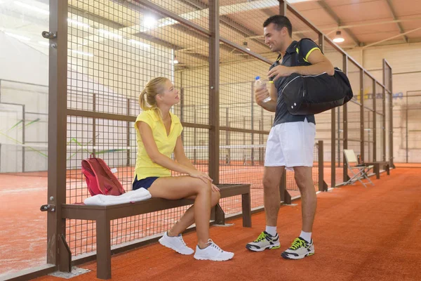 Ontspannen na het tennissen binnenshuis — Stockfoto