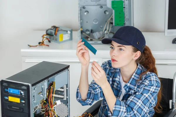 Wanita muda memperbaiki hard drive komputer — Stok Foto