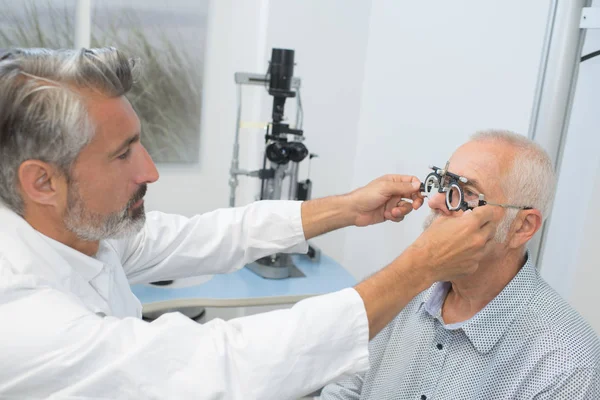 Teste de optometria de vidro e homem — Fotografia de Stock