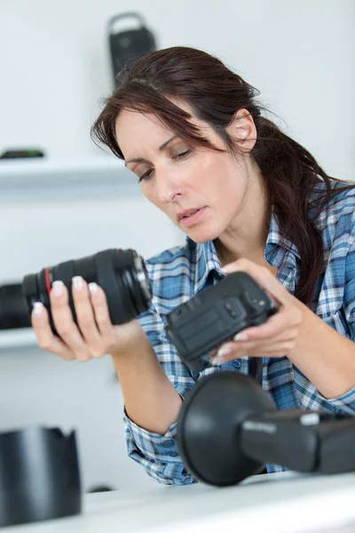 Femelle photographe vérification dslr fisheye objectif de la caméra — Photo