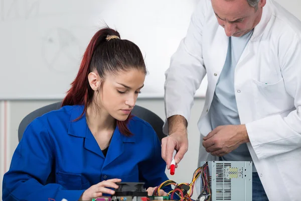 Professor dando instruções para o aluno reparar computador — Fotografia de Stock