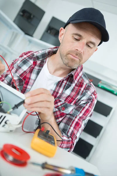 Un réparateur de climatiseur Homme au travail — Photo