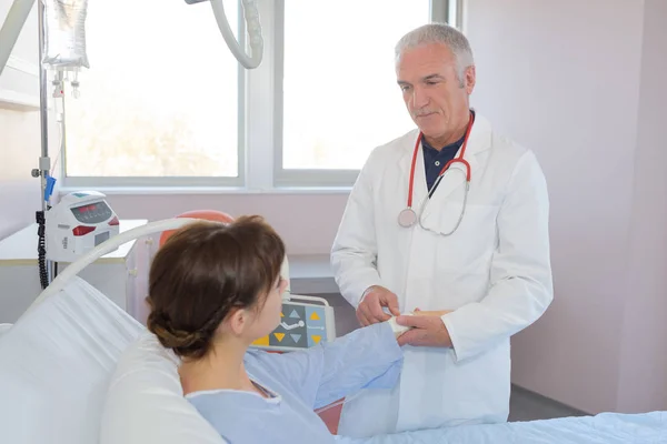 Médico verificando um paciente — Fotografia de Stock