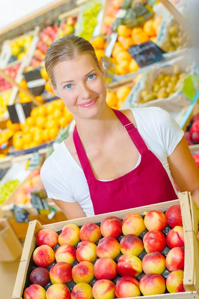 Meisje bedrijf mand met appels — Stockfoto