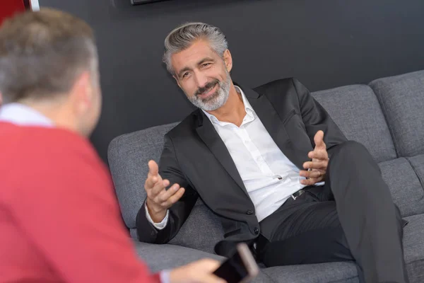 Mannen dragen formele kleding socialiseren — Stockfoto