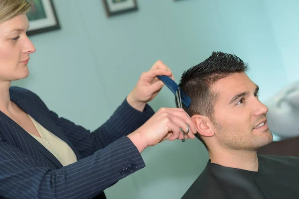 Cabeleireiro profissional fazendo corte de cabelo elegante — Fotografia de Stock