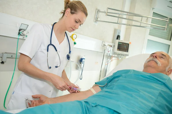 Patient wird vom Arzt beobachtet — Stockfoto