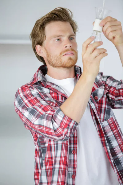 Changing a light bulb — Stock Photo, Image