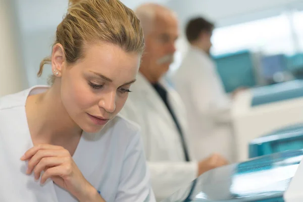 Médico do sexo feminino trabalhando em um laboratório — Fotografia de Stock