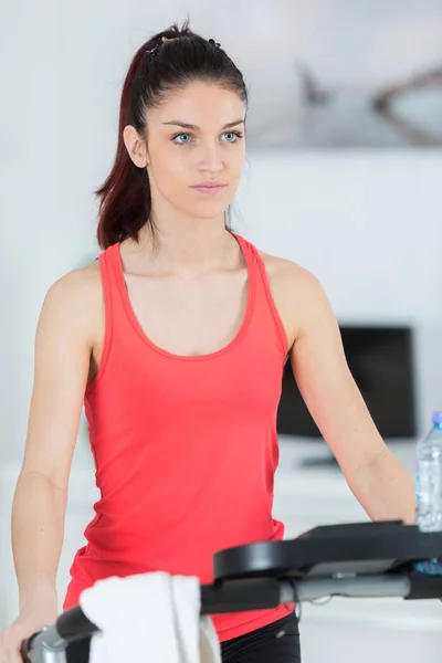 若い成人女性の専用フィネス自室でトレーニング — ストック写真