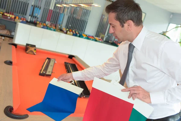 Vendedor guapo mostrando artículos en la tienda de la piscina — Foto de Stock