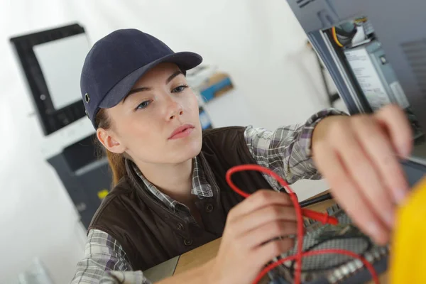 Kobiece pracownik wykonuje montaż urządzeń elektronicznych — Zdjęcie stockowe