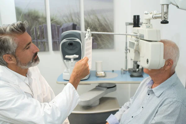 Uomo anziano con visita oculistica — Foto Stock