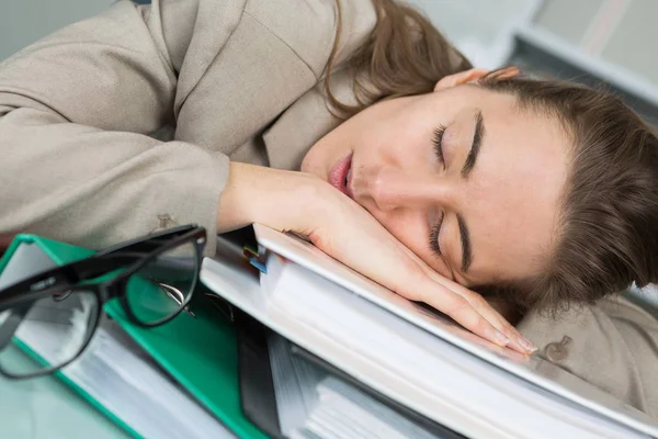 Femme employée dormant sur son bureau au bureau — Photo