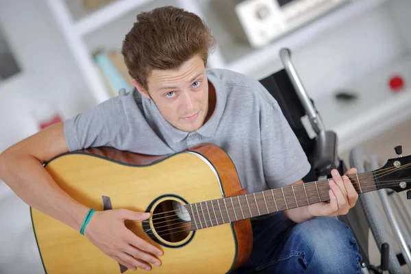 Inspirado hombre discapacitado tocando una canción —  Fotos de Stock