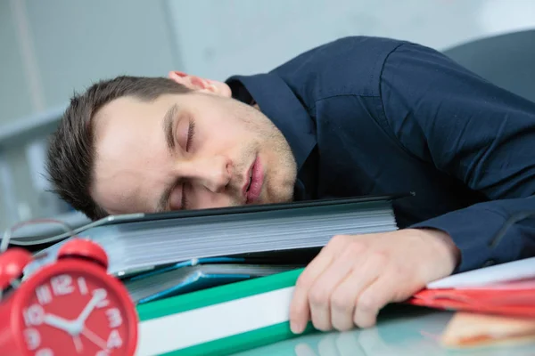 Hombre de negocios durmiendo en sus libros en su oficina — Foto de Stock