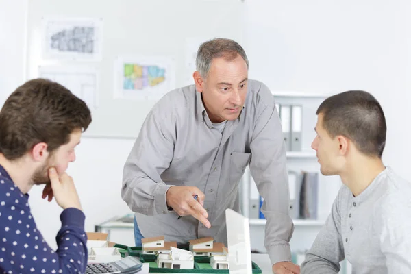 The young architects presenting their project — Stock Photo, Image