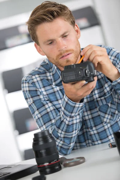 Fotograf rengöring kamera med borste — Stockfoto
