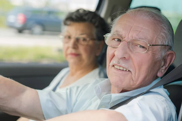 Ηλικιωμένο ζευγάρι στο αυτοκίνητο — Φωτογραφία Αρχείου