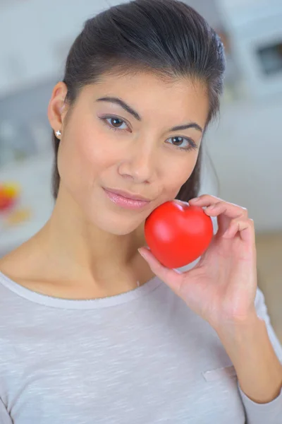 Retrato de mujer sosteniendo tomate rojo — Foto de Stock