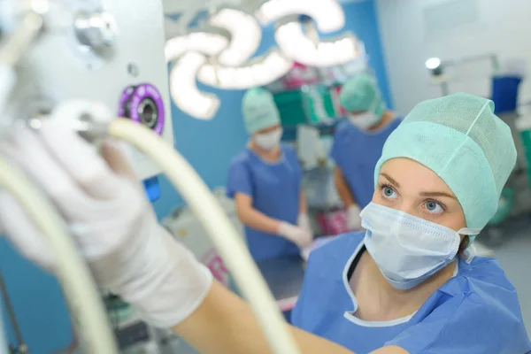 Assistente de cirurgia perfusionista operando uma máquina de pulmão coração moderno — Fotografia de Stock