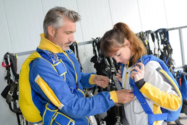 Aider à mettre le parachute — Photo