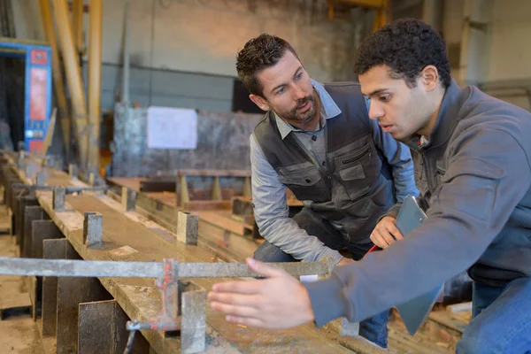 Lärling i fabriken s — Stockfoto