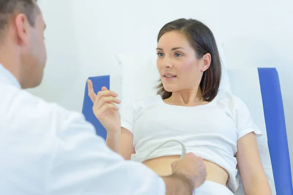 腹超音波を持つ女性 — ストック写真