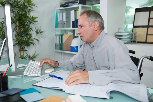 Plumber in office and desk — Stock Photo, Image