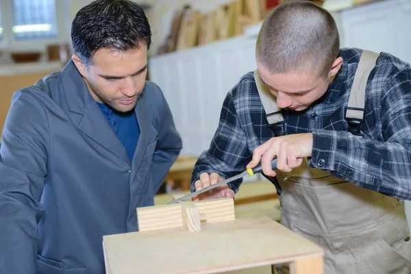 Νέοι ξυλουργό που εργαζόταν στο εργαστήριο — Φωτογραφία Αρχείου
