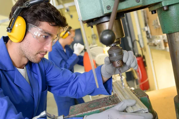 Trabajadores en la fábrica —  Fotos de Stock