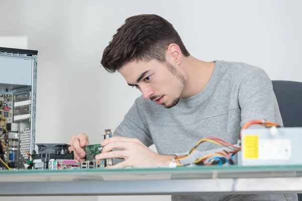 Jovem fixando circuitos eletrônicos close-up — Fotografia de Stock