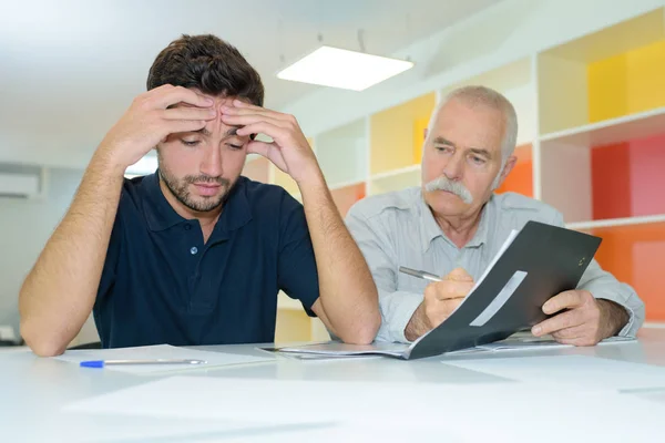 Zwei attraktive Geschäftspartner arbeiten zusammen — Stockfoto