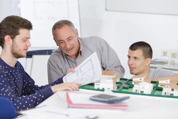 Professionele architecten hebben geavanceerde cursussen in klas — Stockfoto