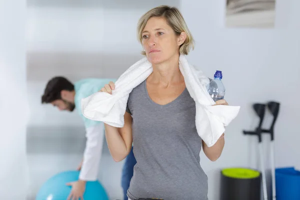 Mujer madura relajante después del deporte — Foto de Stock