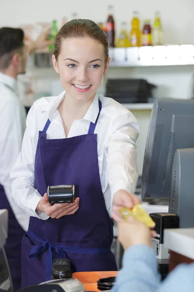Positivo agradable sonriente camarera consiguiendo tarjeta de crédito — Foto de Stock