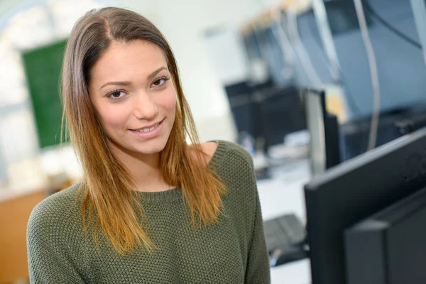 Молодая женщина работает за компьютером в офисе — стоковое фото