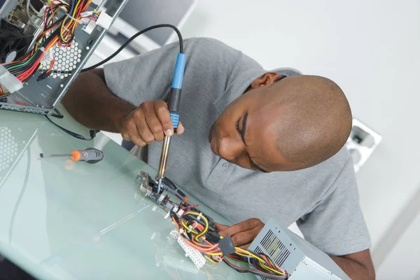 Man soldering and man — Stock Photo, Image