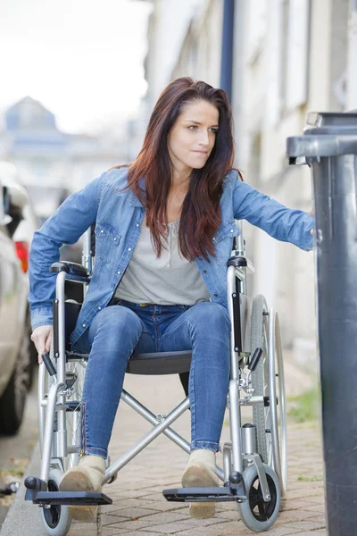 Donna disabile guida una sedia a rotelle — Foto Stock