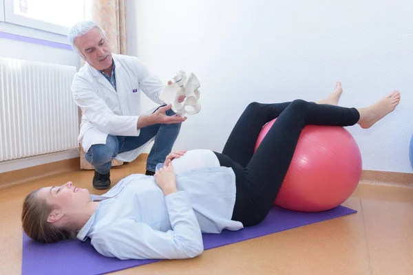 Schwangere und Arzt bei Übungen — Stockfoto