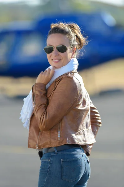 Pilot with her small helicopter on background — Stock Photo, Image