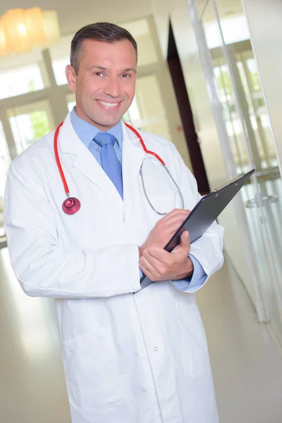 Médico sonriente con portapapeles —  Fotos de Stock