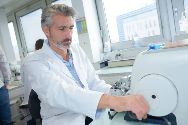 Man draaien wiel op de zijkant van machine — Stockfoto