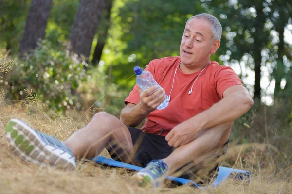 Spor açık havada sonra yorgun orta yaş erkek — Stok fotoğraf