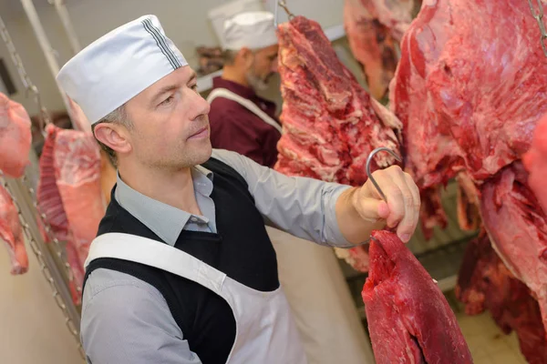 Tagliare la carne e lavorare — Foto Stock