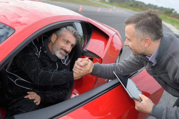 Guida di una macchina veloce — Foto Stock